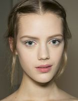 Как визуально увеличить глаза в нюдовом макияже