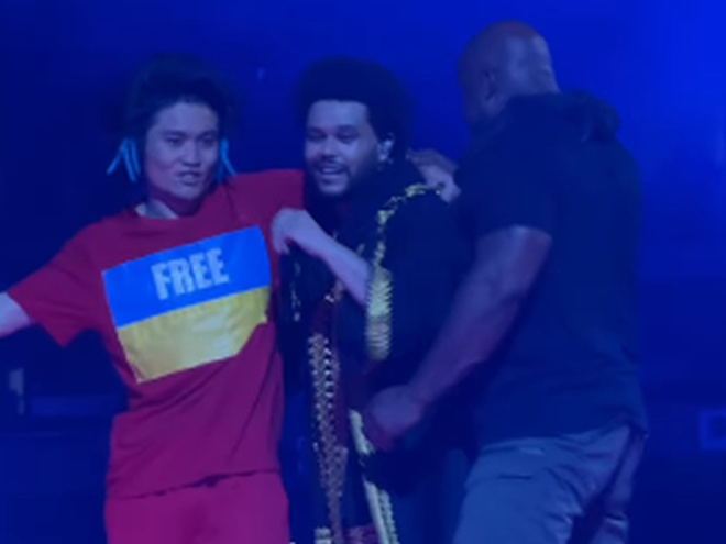 Активіст у футболці «Звільніть Україну» вибіг на сцену під час концерту The Weeknd