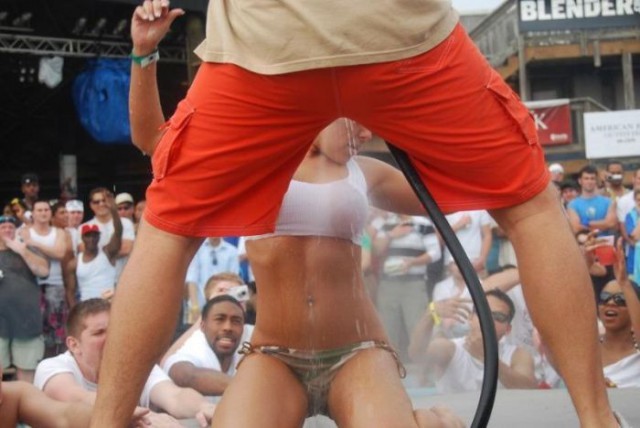 Конкурс мокрых маек в Маями