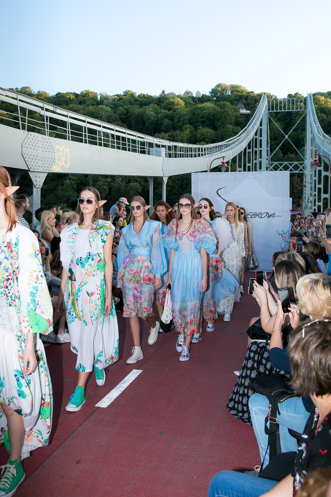 Fashion Show SEREBROVA SS20 на Пешеходном мосту через Днепр: фотоотчёт