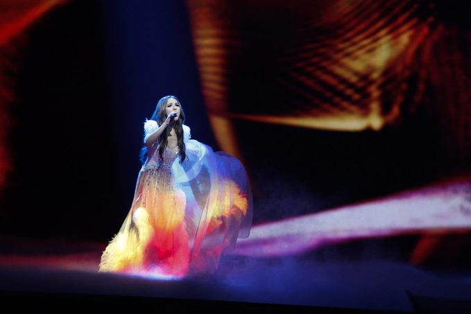 Біла сукня з відеопроекцією