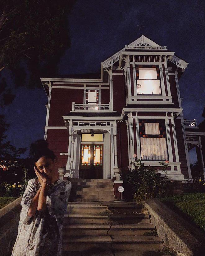 Alina Pash возле дома из сериала "Зачарованные"