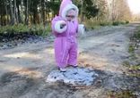 Первая в жизни малыша прогулка по льду
