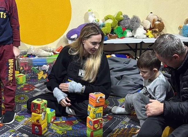 Пройшла через кордон пішки і отримала особливий подарунок: нові подробиці візиту Джолі