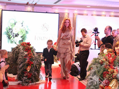 Выставка елочных игрушек в Хаятте