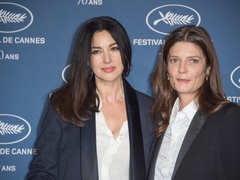 Как носить брюки: урок от Моники Белуччи 