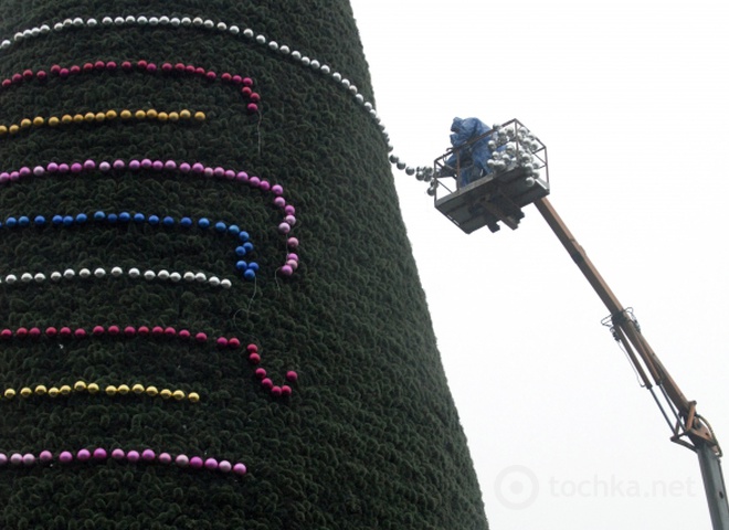 Рабочие украшают елку на Майдане