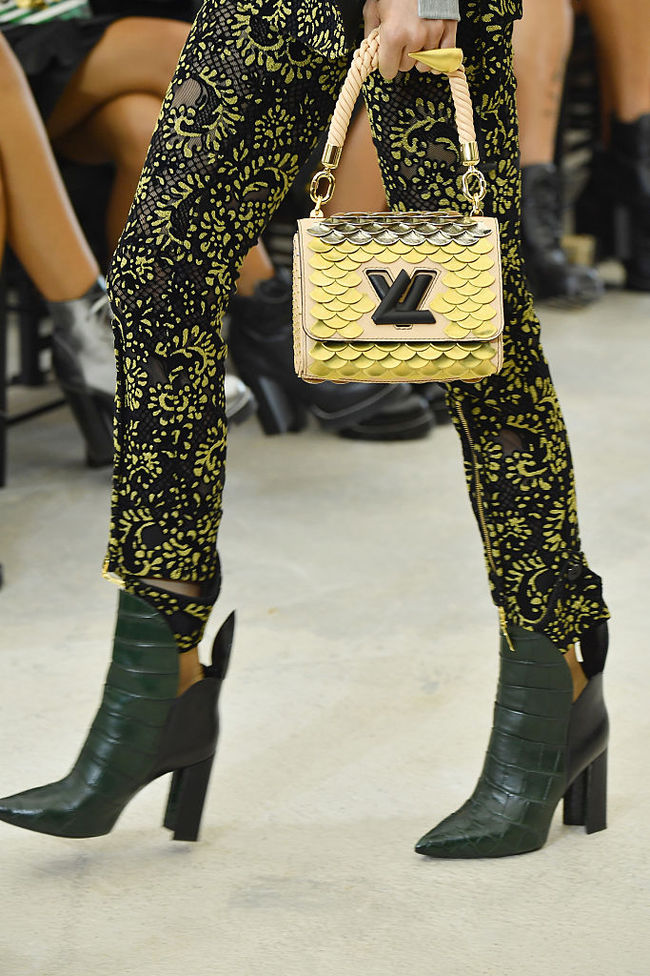 Модная обувь на осень: ботильоны с острым носком