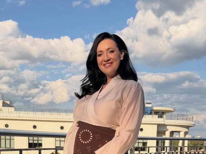 Вітвіцька в оригінальному вбранні показала прогулянку в Києві на Поштовій площі