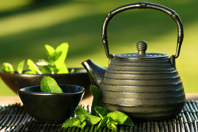 Чай, листя чаю, чайник, вода