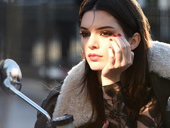 Новое лицо r. Под одним из фото Кендалл написала: “Я так счастлива объявить о том, что я стала новым лицом Estée Lauder