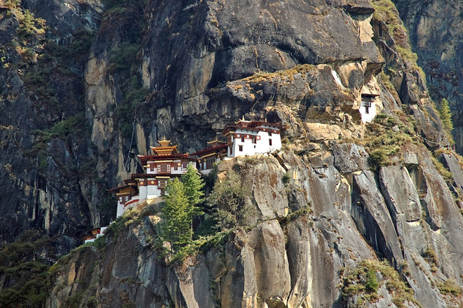 "Логово тигрицы" над пропастью: монастырь Такцанг-лакханг 