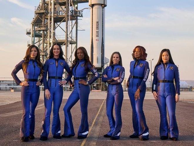 Кеті Перрі та наречена Безоса здійснили політ у космос — відео