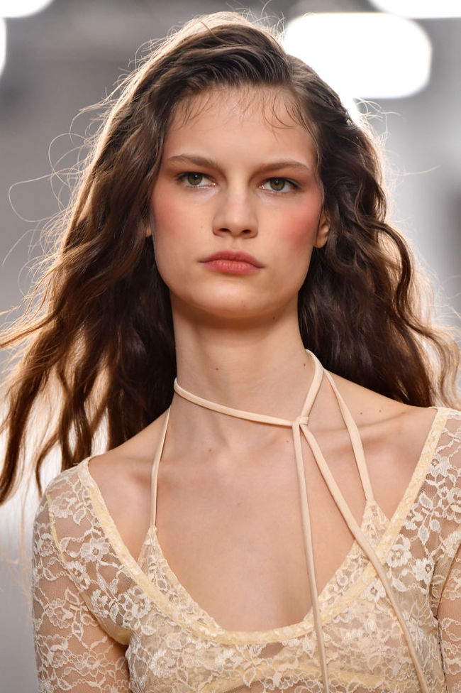 Лучшие бьюти-образы с показов на Неделе моды в Париже