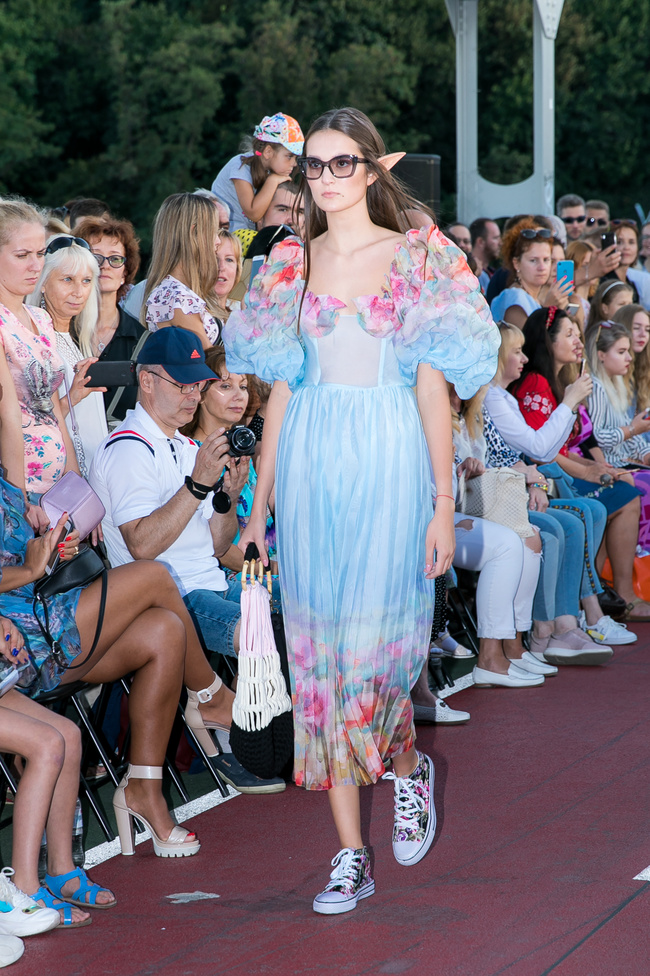 Fashion Show SEREBROVA SS20 на Пешеходном мосту через Днепр: фотоотчёт