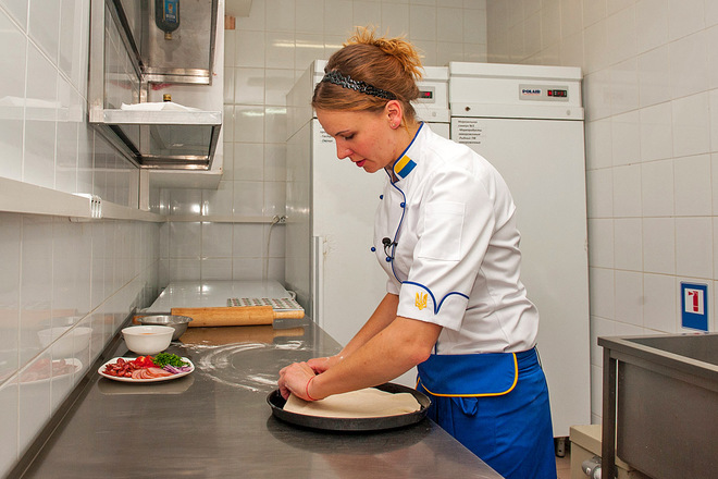 Пицца с охотничья рецепт. 694b0342736274b3c9d310bf84b45704 pizza okhotnichiya dsc 0918. Пицца с охотничья рецепт фото. Пицца с охотничья рецепт-694b0342736274b3c9d310bf84b45704 pizza okhotnichiya dsc 0918. картинка Пицца с охотничья рецепт. картинка 694b0342736274b3c9d310bf84b45704 pizza okhotnichiya dsc 0918. Охотничью пиццу можно приготовить в домашних условиях потратив на это от 15 до 40 минут. Все зависит от рецепта, которым воспользуетесь. Главный ингредиент блюда — одноименные колбаски. Остальные продукты добавляйте по своему желанию и вкусовым предпочтениям. Какие ингредиенты гармонично сочетаются в начинке и как приготовить пиццу за 15 минут — пошаговые рецепты с фото.