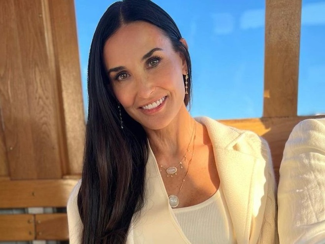 Демі Мур знялася в півпрозорій сукні-сітці з Шер