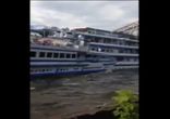 Корабль без капитана по реке плывет. Обгоняет судна. На таран берет.