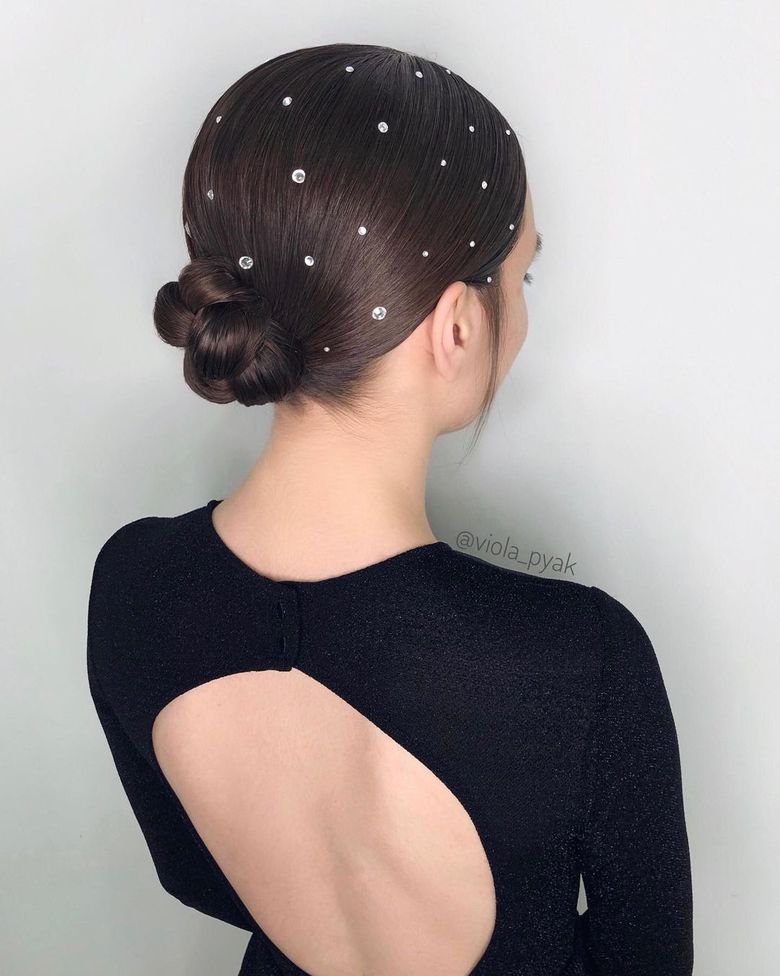 Минималистичный пучок — прическа на Новый год 2021