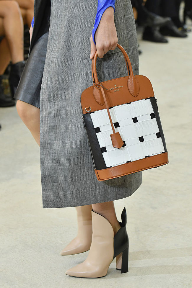 Модная обувь на осень: ботильоны с острым носком