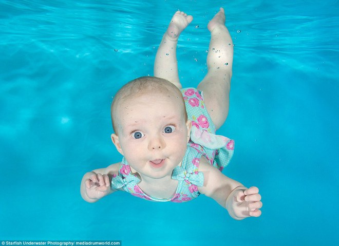 Малыши в первый раз под водой