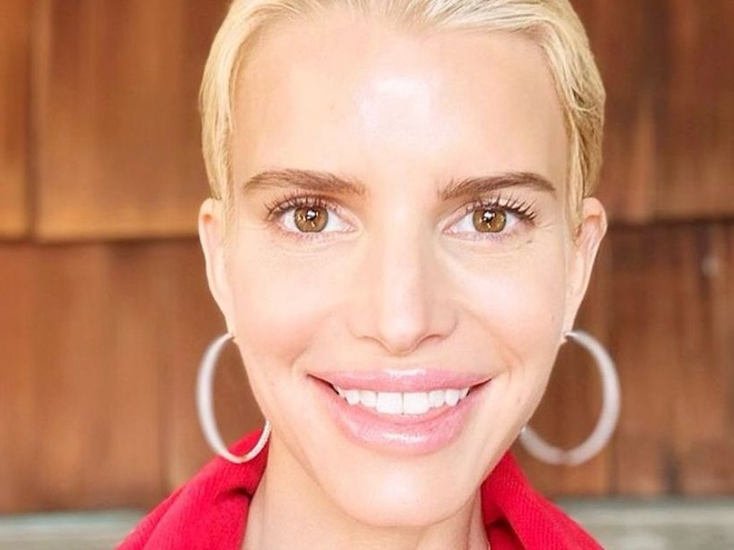 Джессіка Сімпсон ефектно знялася в міні в товарному вагоні