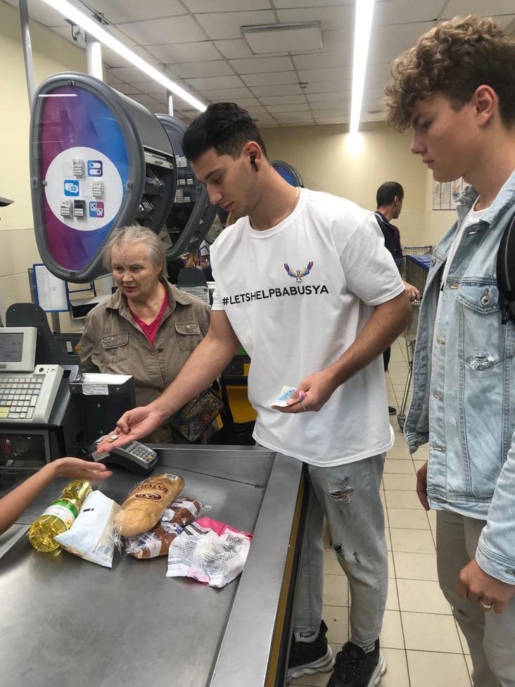 В Украине прошла шестая волна всеукраинского флешмоба #letshelpbabusya