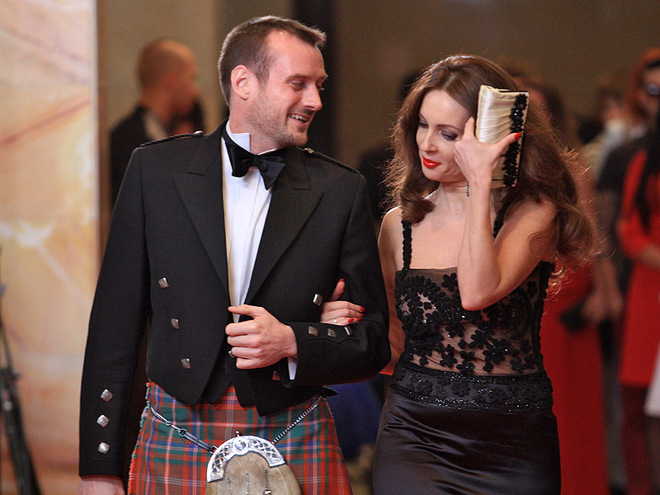 Френсис Метью пришел на Юну в юбке