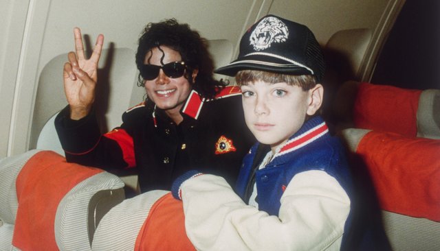 Майкл Джексон і 10-річний Джиммі Сейфчак у літаку музиканта, 11 липня 1988 року