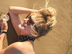 земфира и Литвинова на море