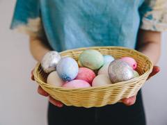 Как покрасить яйца на Пасху