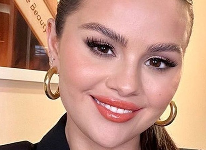 Селена Ґомез усміхнено показала бюст у корсеті з гострими чашками на ч/б фото