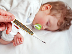 Какую температуру нужно сбивать у ребенка?
