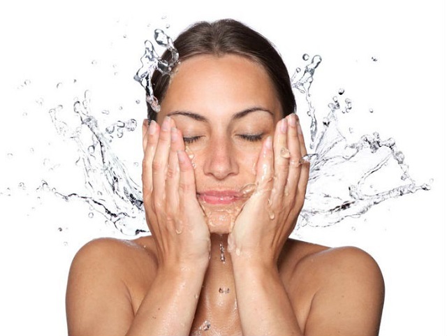 Как увлажнить лицо: маски с минеральной водой 