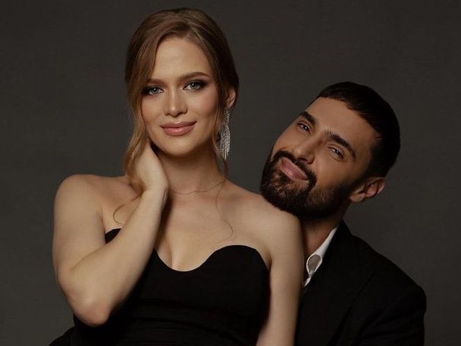 Козловський поділився зворушливими кадрами із вагітною дружиною