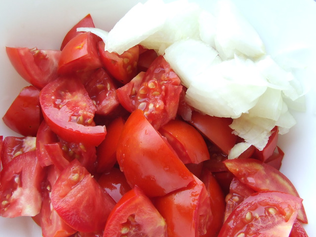 Салат из помидоров с сыром и курицей. Конкурсный рецепт.