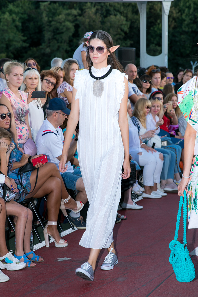 Fashion Show SEREBROVA SS20 на Пешеходном мосту через Днепр: фотоотчёт