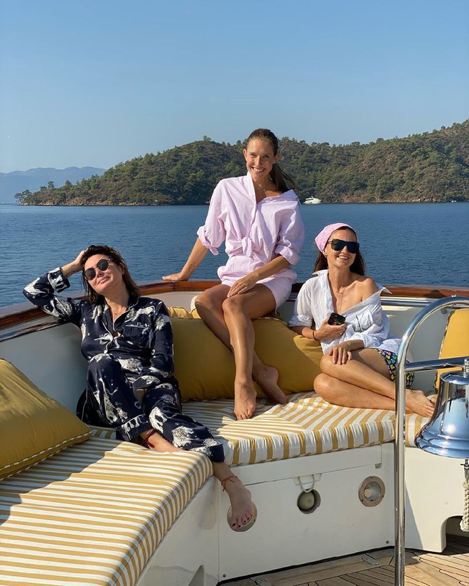 Катерина Осадча з подругами на яхті
