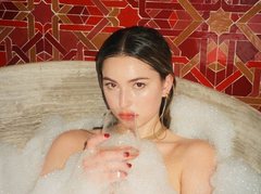 Ив Джобс в рекламной кампании для Glossier