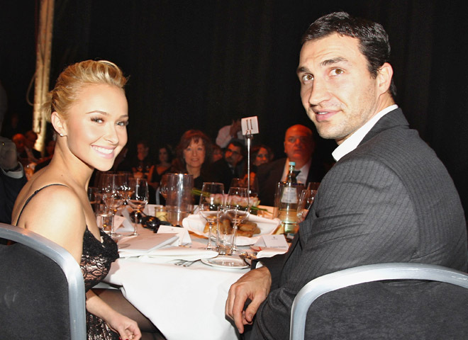 Участница Евровидения от Англии взяла в пресс-секретари Памелу Андерсон 