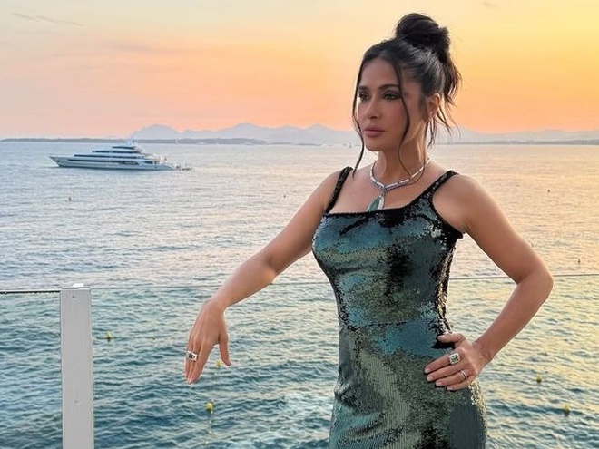 58-річна Гаєк станцювала біля басейну в крихітному бікіні