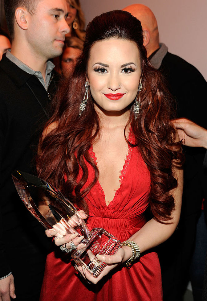 Цвет волос "бургунди" у звезд