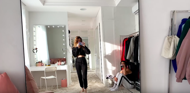 Гардеробна кімната Наді Дорофєєвої