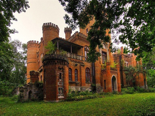 Топ-5 замків, які варто відвідати в Україні
