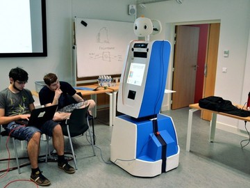 Новый сотрудник аэропорта Амстердама – робот