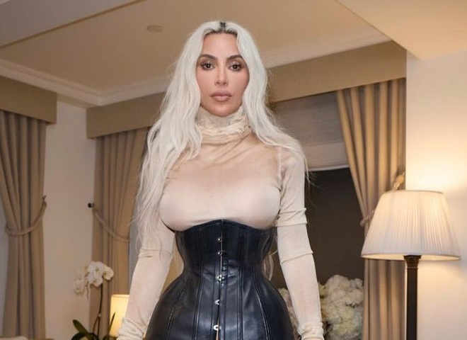 Кім Кардаш'ян знову приголомшила публіку екстремально тонкою талією