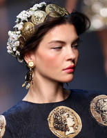 Зачіски для довгого волосся у стилі Dolce & Gabbana Зачіски для довгого волосся у стилі Dolce & Gabbana