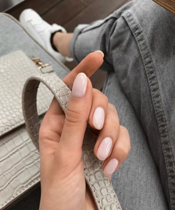 "Голий" дизайн нігтів: трендовий манікюр