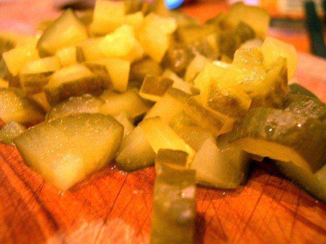 Салат с тунцом, кукурузой и горошком