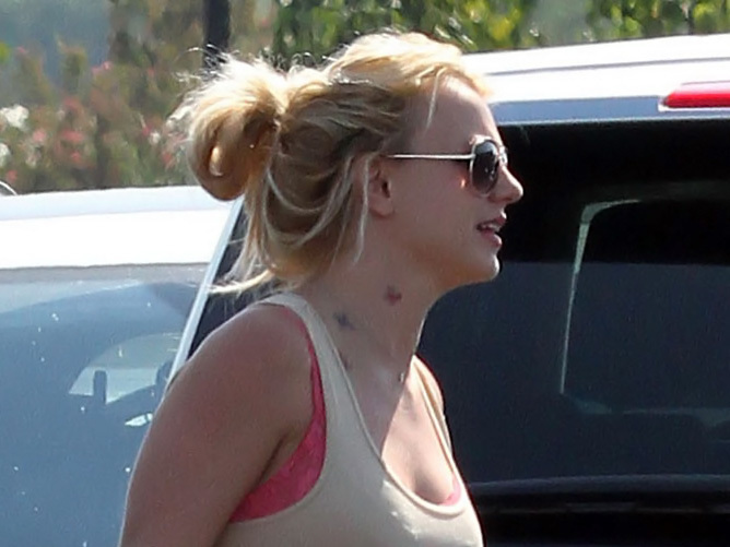 Спирс с тату-бабочки